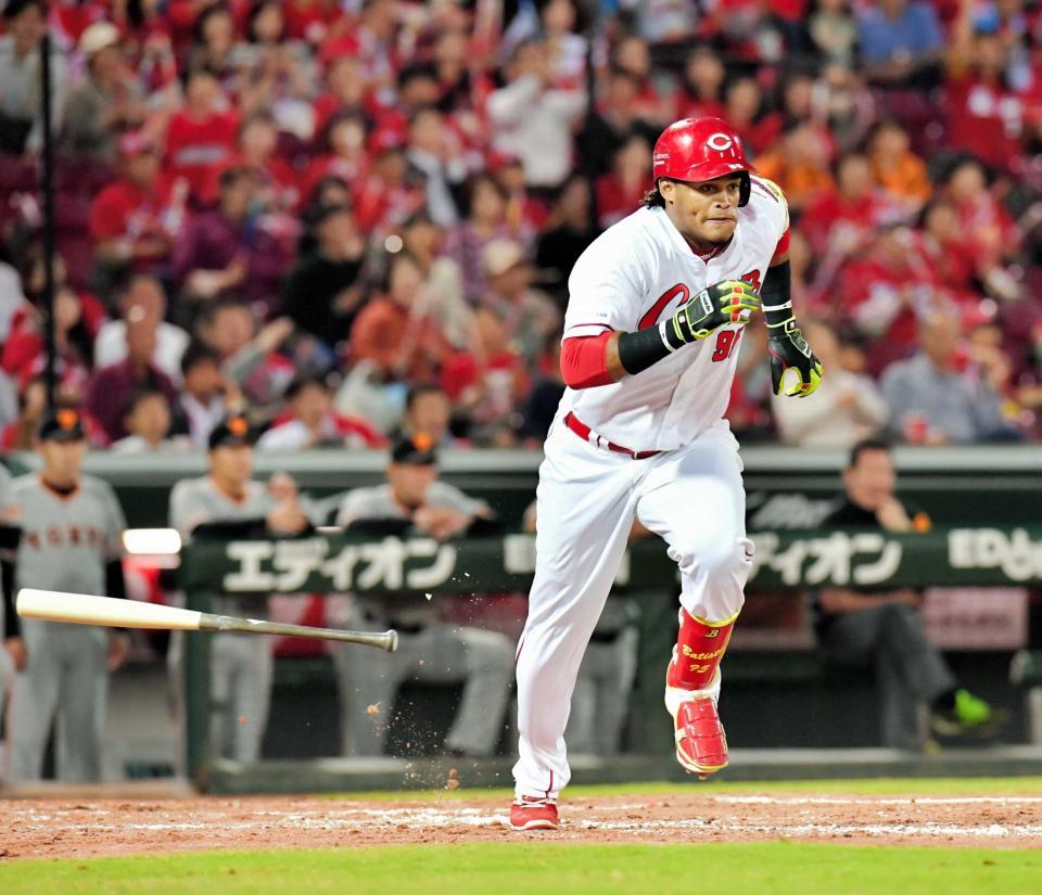 　４回、右前に適時打を放つバティスタ