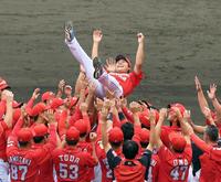 　広島ナインから胴上げされる江草