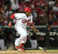 ６回、中前へ適時打を放つバティスタ