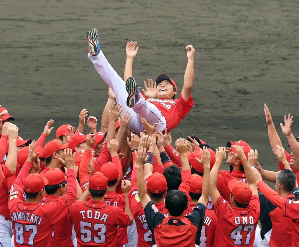 　広島ナインから胴上げされる江草