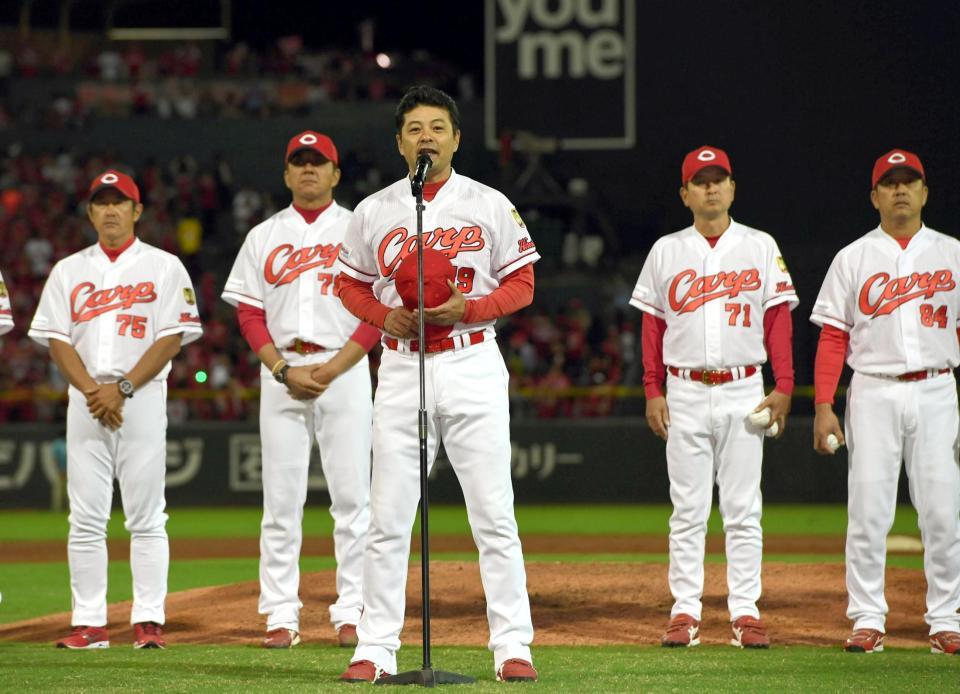 ファンにあいさつする広島・緒方孝市監督＝マツダスタジアム（撮影・田中太一）