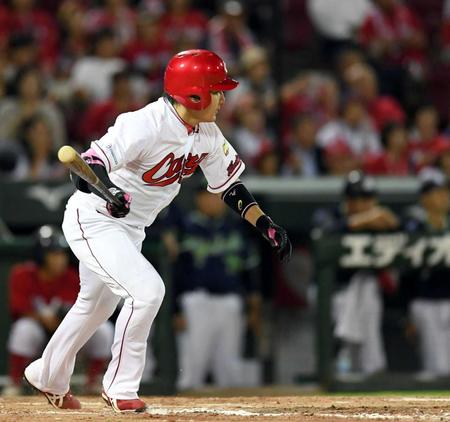 　４回、左前へ先制の適時打を放つ丸（撮影・田中太一）