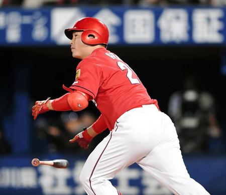 延長１０回、適時二塁打を放つ広島・新井貴浩＝横浜スタジアム（撮影・棚橋慶太）