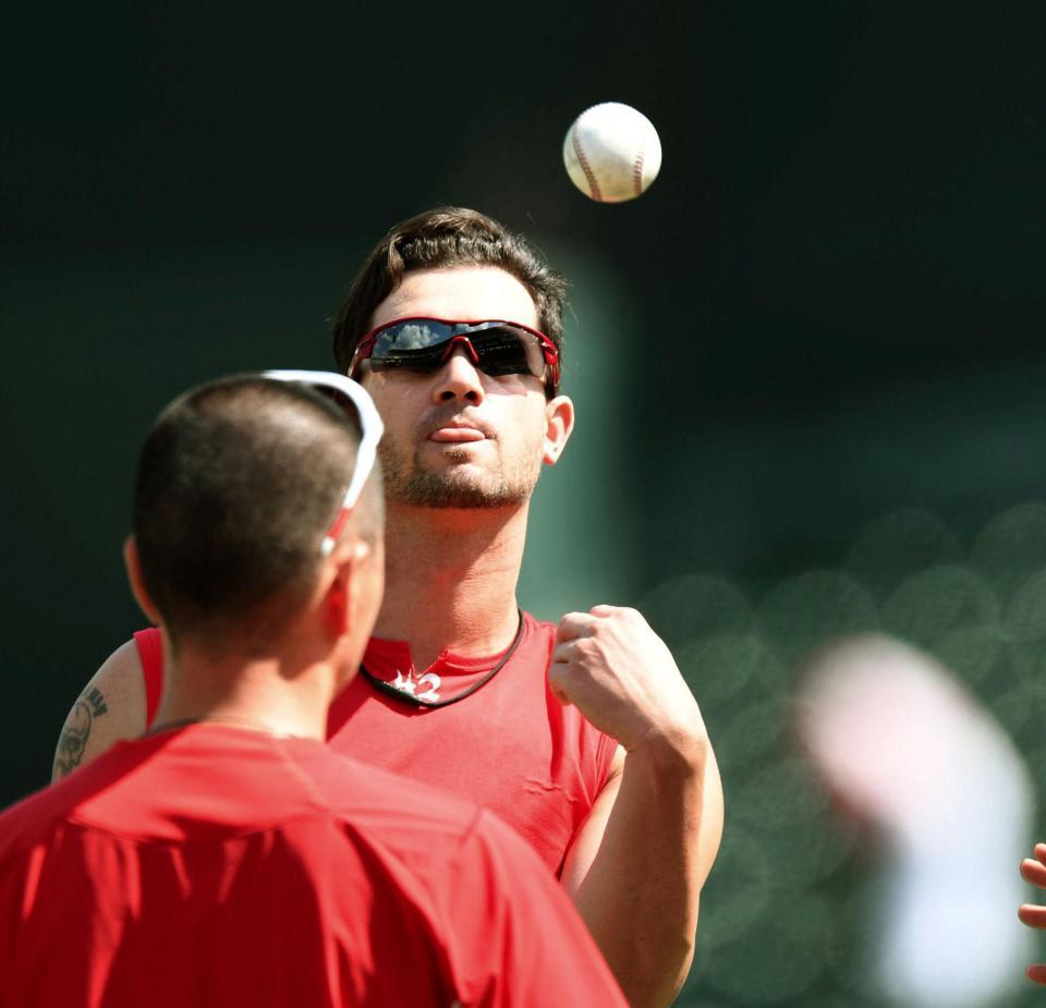 　キャッチボールを終え、ボールを頭上へあげるジョンソン（撮影・田中太一）