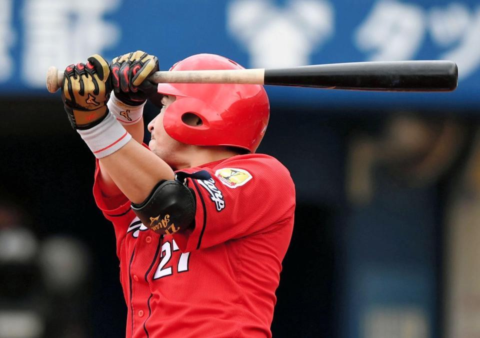 ３回、右越え３ランを放つ会沢（撮影・棚橋慶太）