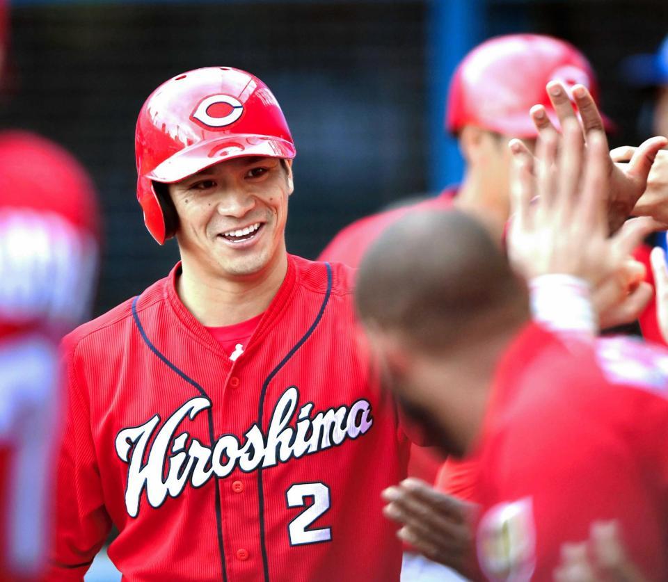 　５回、２ランを放ちナインとハイタッチする田中（撮影・棚橋慶太）