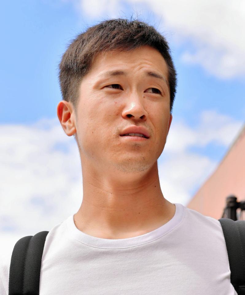 寂しそうな表情で梵英心との思い出を語る広島・上本崇司＝マツダスタジアム（撮影・吉澤敬太）