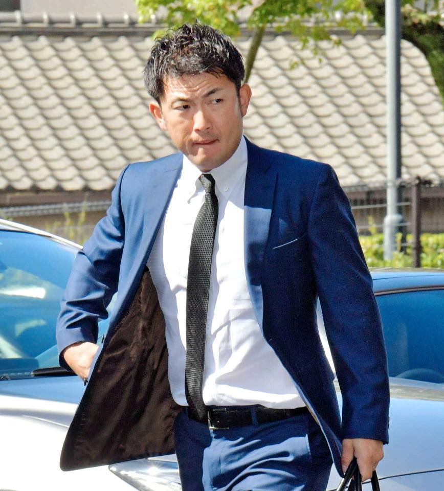 　スーツ姿で球団事務所を訪れた梵（撮影・吉澤敬太）