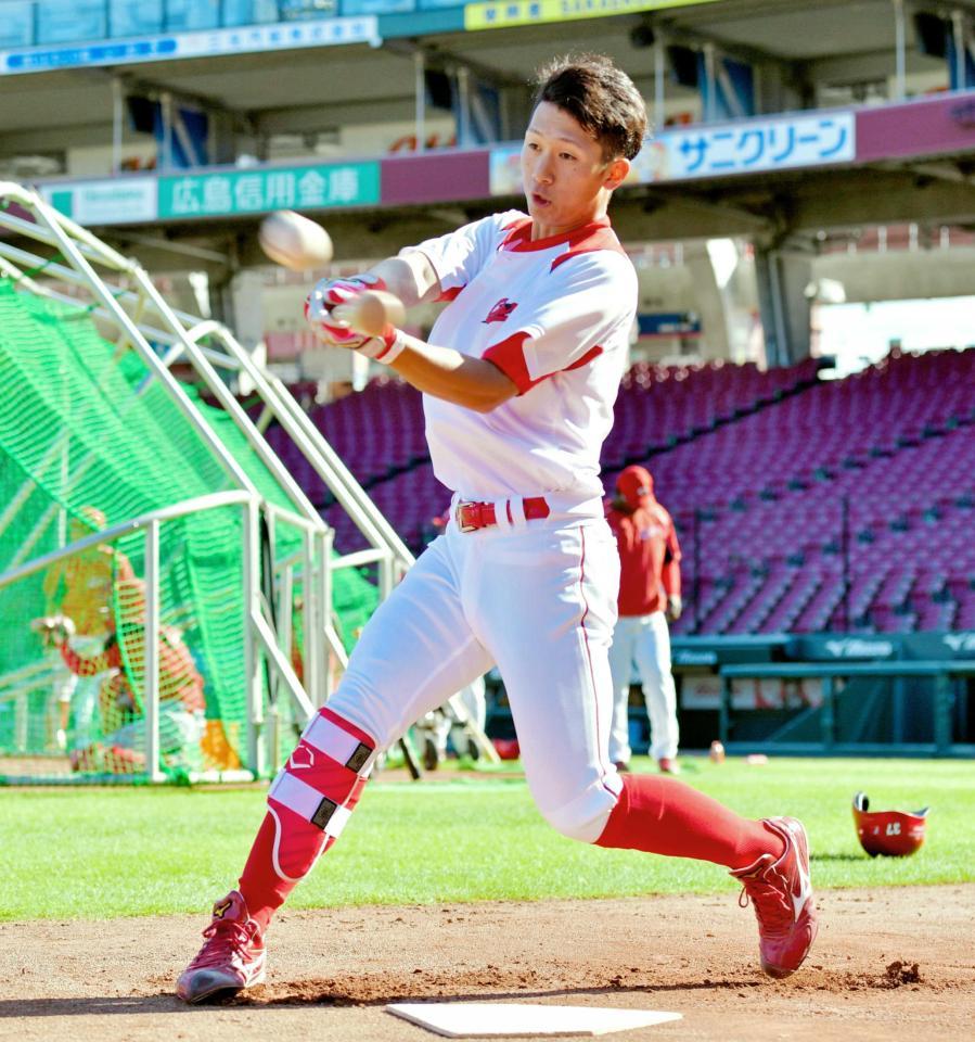 　全体練習後の特打で、ロングティーを行う西川（撮影・吉澤敬太）