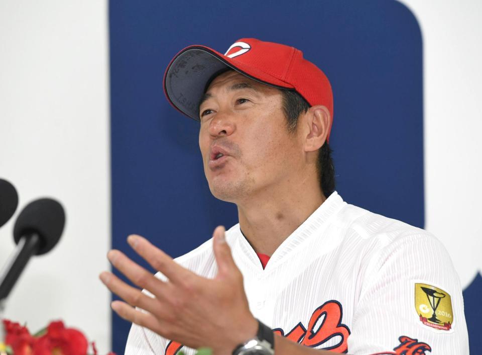 　退団を決めて会見する石井コーチ