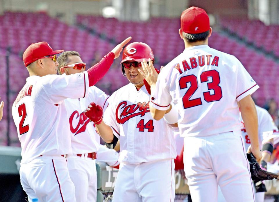 　３回、右越えに２ランを放ち、田中（左）、薮田（右）らナインから祝福される松山（撮影・吉澤敬太）