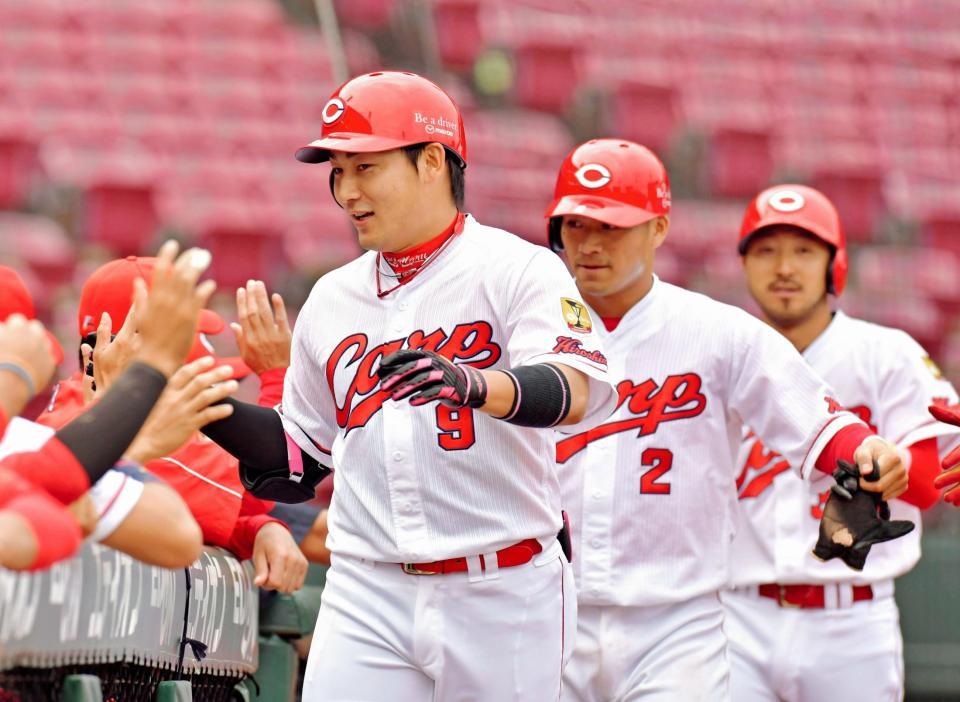 １回、中越えに３試合連続となる先制３ランを放った丸＝マツダスタジアム