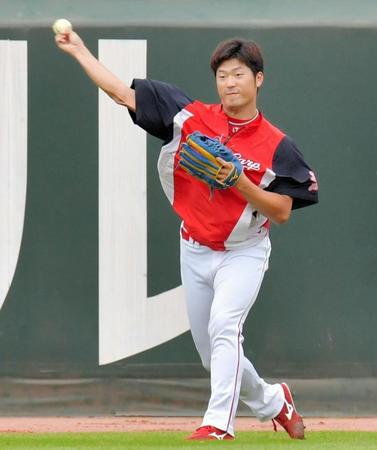 キャッチボールする岡田明丈＝マツダスタジアム（撮影・吉澤敬太）