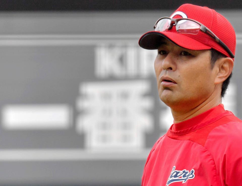 「一番」の文字を背に練習を見つめる広島・緒方孝市監督＝マツダスタジアム（撮影・吉澤敬太）