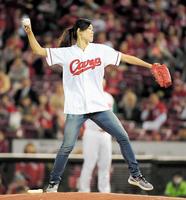 始球式を行う金藤理絵