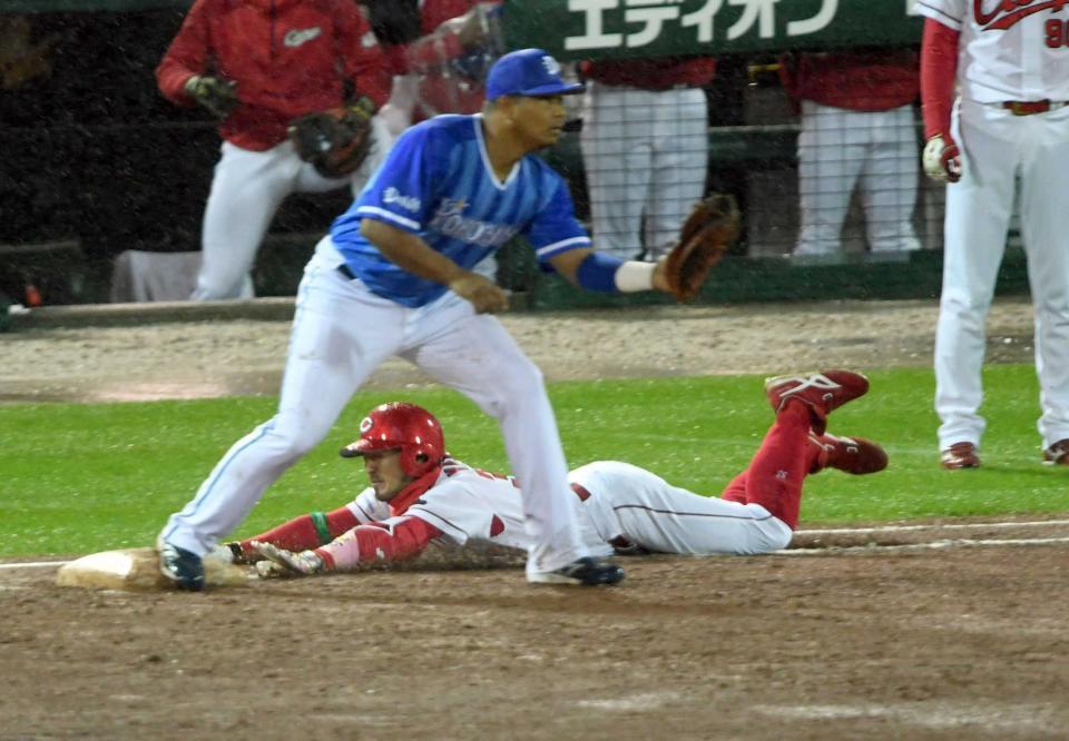 　５回、適時内野安打を放ち一塁へヘッドスライディングをする菊池