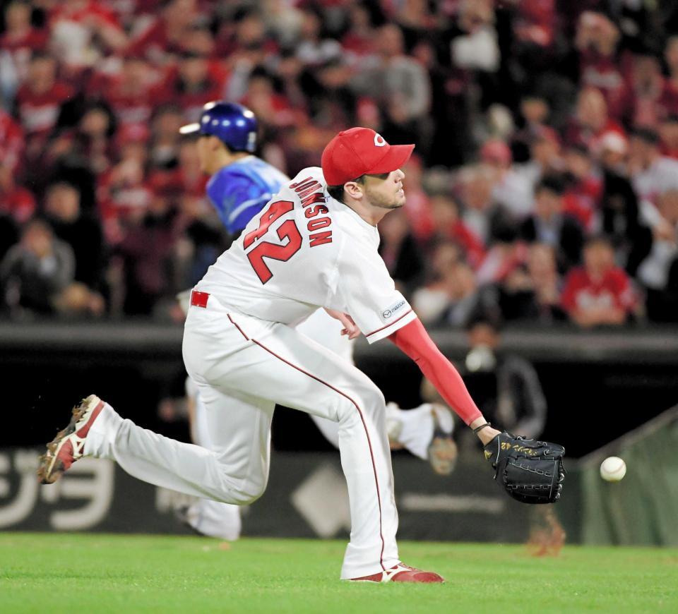 　３回、梶谷の打球にグラブを出すジョンソン（撮影・堀内翔）