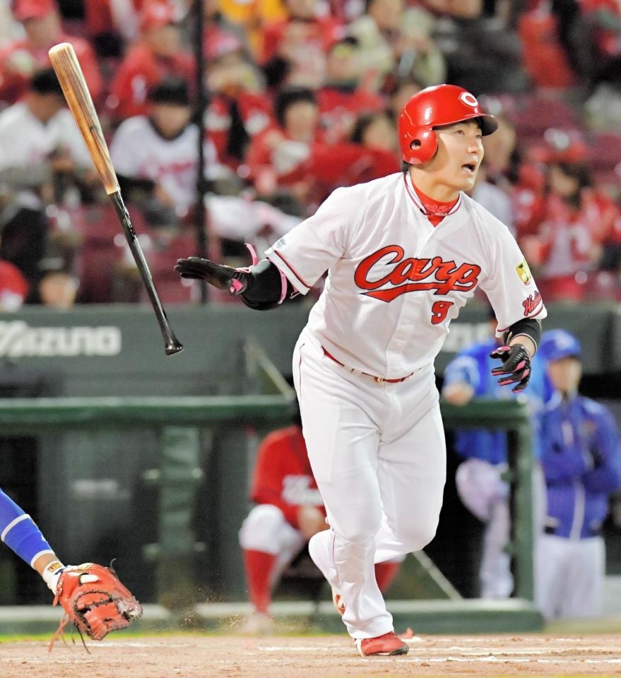 １回広島、先制２ランを放つ丸佳浩＝マツダスタジアム（撮影・吉澤敬太）