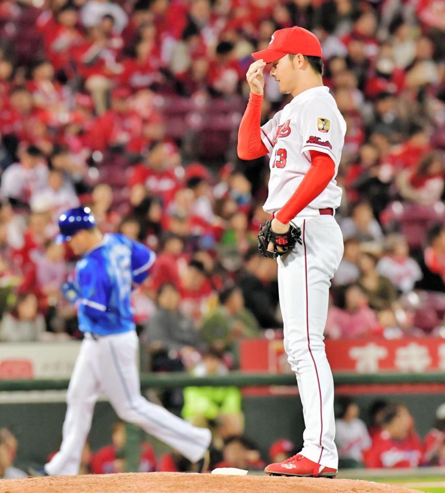 ４回ＤｅＮＡ無死、筒香嘉智（左）に左越えにソロを打たれた広島・薮田和樹＝マツダスタジアム（撮影・吉澤敬太）