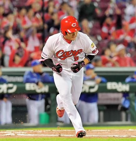 １回、右前に先制適時打を放ち拳を握りしめる丸