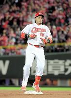 １回、適時二塁打を放ったバティスタ＝マツダスタジアム（撮影・堀内翔）