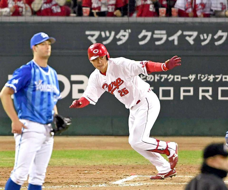 　６回、左前打を放つ新井（撮影・田中太一）