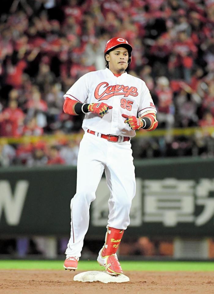 １回、適時二塁打を放ったバティスタ＝マツダスタジアム（撮影・堀内翔）