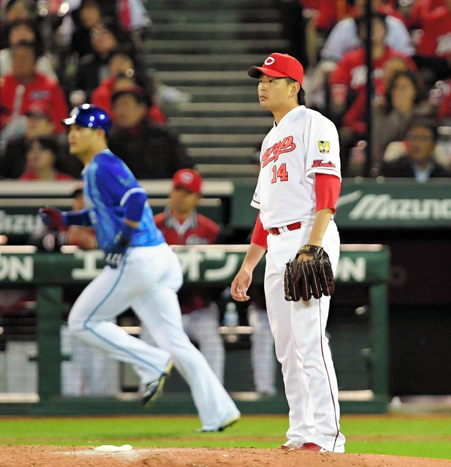 ５回ＤｅＮＡ２死一塁、ＤｅＮＡ・筒香（左）に２ランを浴びる広島・大瀬良＝マツダスタジアム（撮影・高部洋祐）