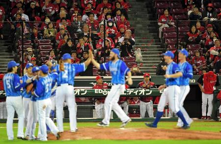 　ＣＳを突破し歓喜にわくＤｅＮＡナイン見つめる緒方監督（撮影・高部洋祐）