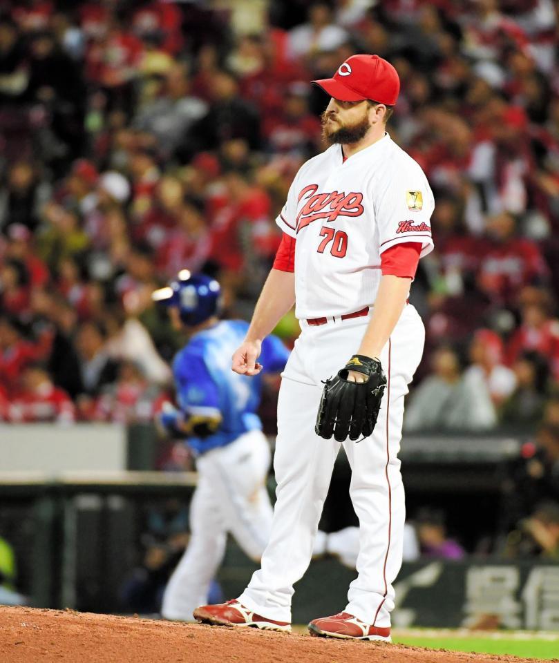 　ＣＳファイナルＳ・第１戦でＤｅＮＡ・宮崎（後方）に本塁打を浴びた広島・ブレイシア＝１９日、マツダスタジアム