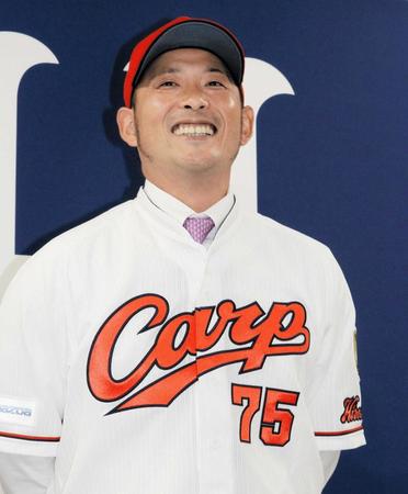 　外野守備走塁コーチに就任し記者会見に臨んだ広瀬氏