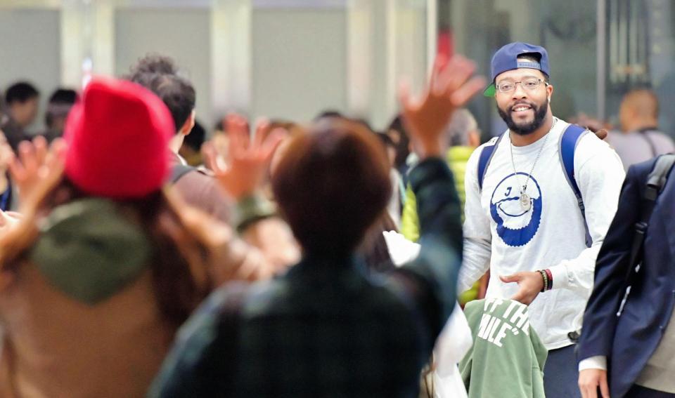 ファンに見送られながら帰国の途につく広島のジェイ・ジャクソン＝広島駅（撮影・吉澤敬太）