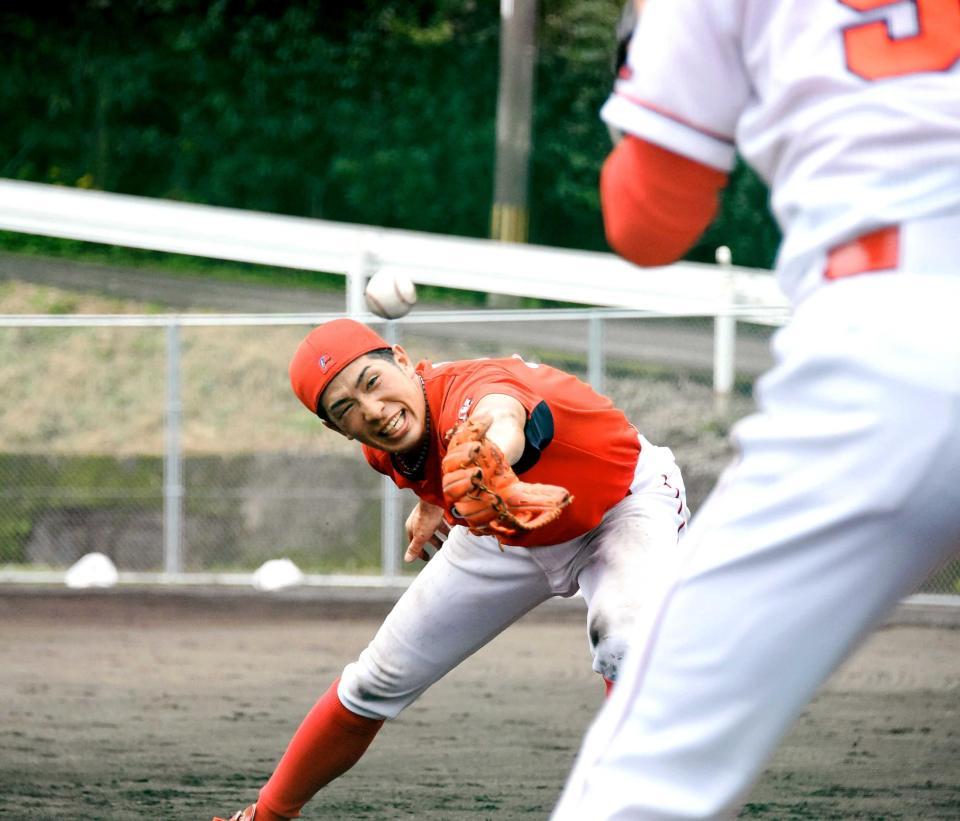 　重点練習でグラブトスをする安部（撮影・堀内翔）
