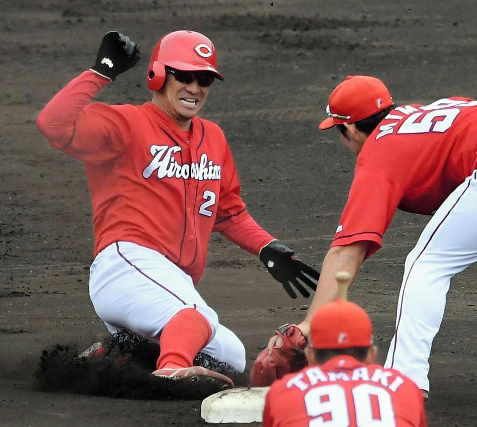 走塁練習をする広島・田中＝宮崎・日南（撮影・堀内翔）