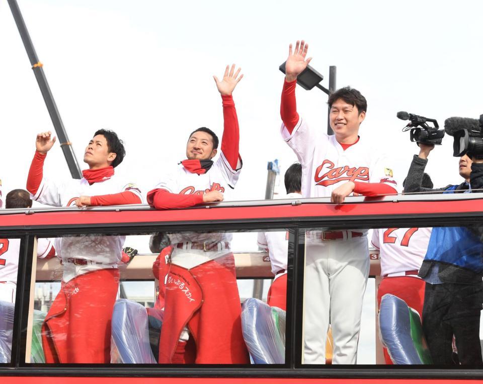 バスの上から笑顔でファンに手を振る（右から）広島・新井貴浩、広島・菊池涼介、広島・小窪哲也＝広島市内（撮影・飯室逸平）