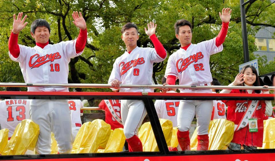 　笑顔で手を振る（左から）岩本、上本、庄司、エリザベト音楽大の戸村有彩さん