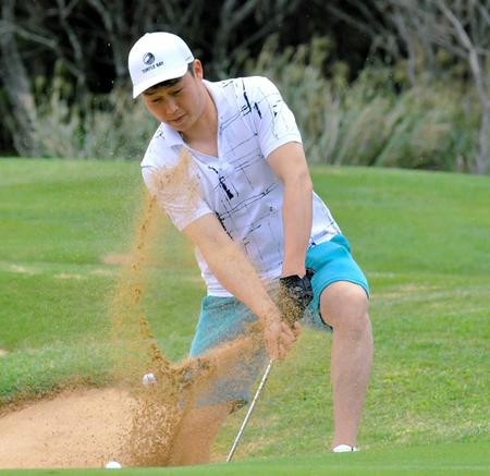 　Ｖ字に砂を巻き上げてバンカーショットを放つ新井だが…