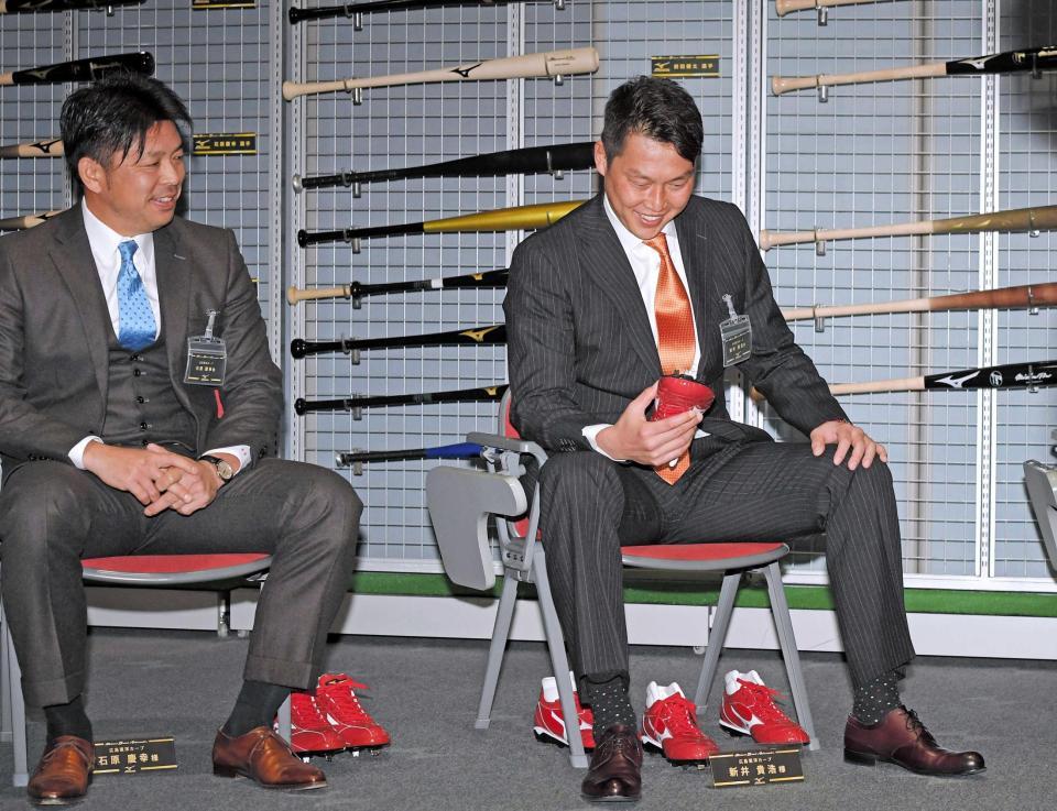 　スパイクを手に取りチェックする新井（右）と石原（撮影・北村雅宏）