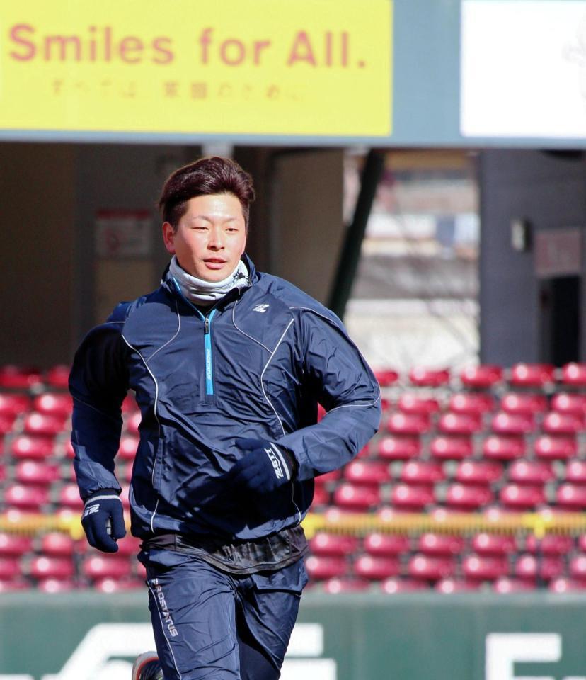 グラウンドでダッシュを行う大瀬良