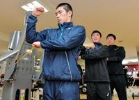 トレーニング器具の使い方を教わる（左から）広島１位指名の中村奨成、２位・山口翔、３位のケムナ・ブラッド・誠＝マツダスタジアム（撮影・吉澤敬太）
