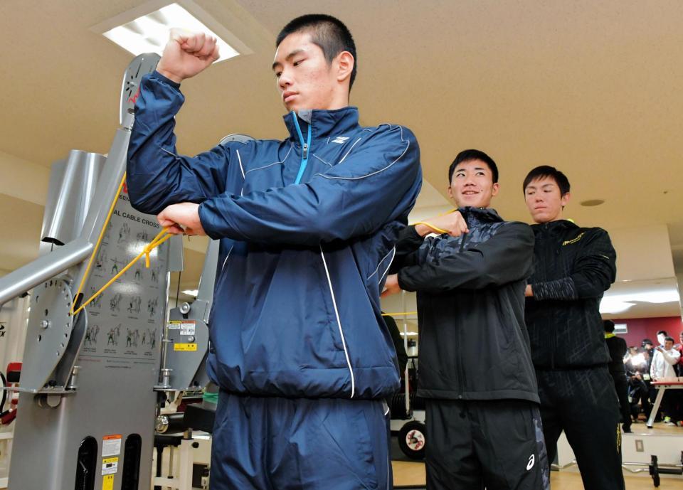 トレーニング器具の使い方を教わる（左から）広島１位指名の中村奨成、２位・山口翔、３位のケムナ・ブラッド・誠＝マツダスタジアム（撮影・吉澤敬太）