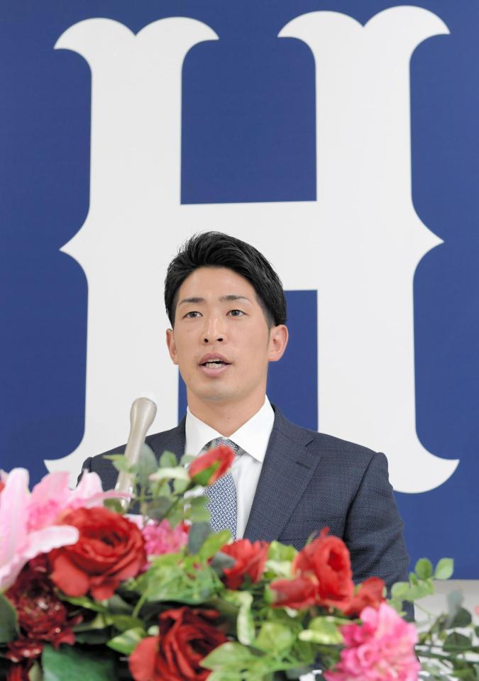 契約更改を終え会見する広島・安部友裕＝マツダスタジアム（撮影・吉澤敬太）