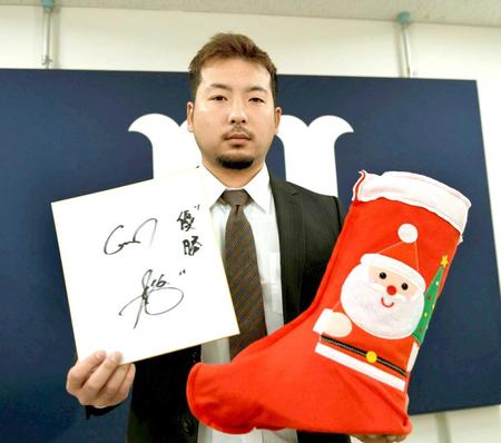 　契約更改を終え、色紙に来季の目標を記す今村（撮影・田中太一）