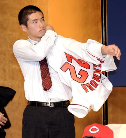 　背番号２２のユニホームに袖を通す広島ドラフト１位の中村奨成