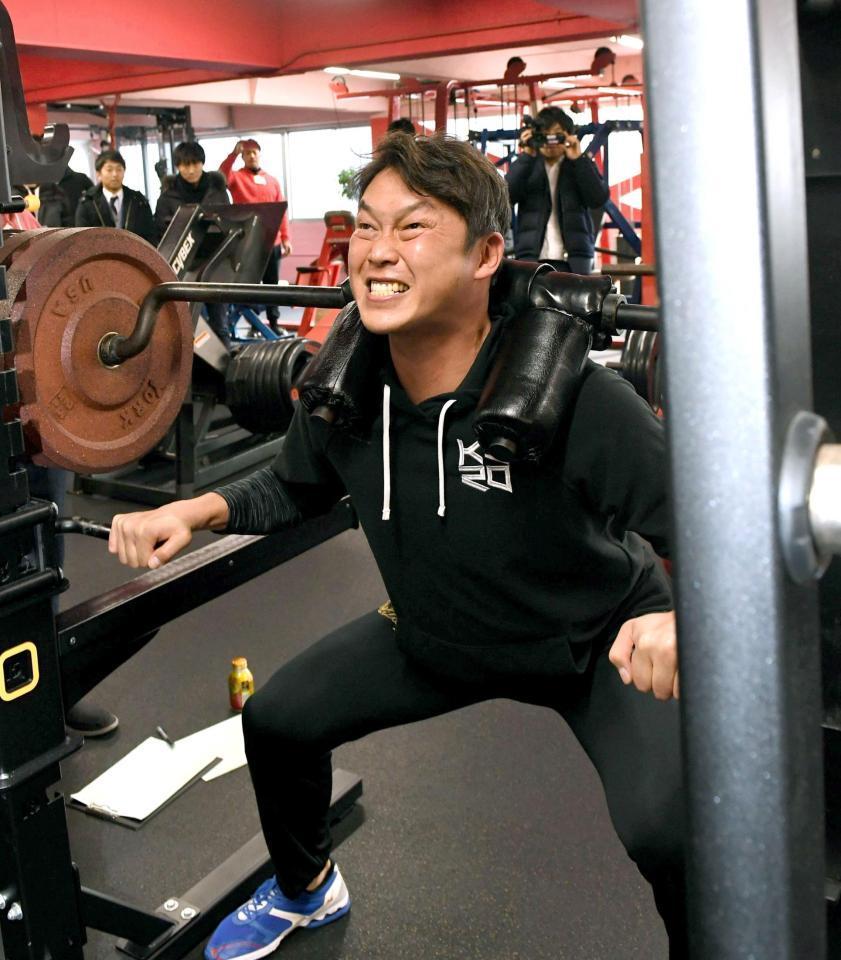 歯をくいしばり、必死の形相でウエイトトレーニングする新井（撮影・飯室逸平）