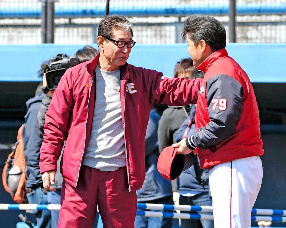 　緒方監督（右）を激励する楽天・星野球団副会長