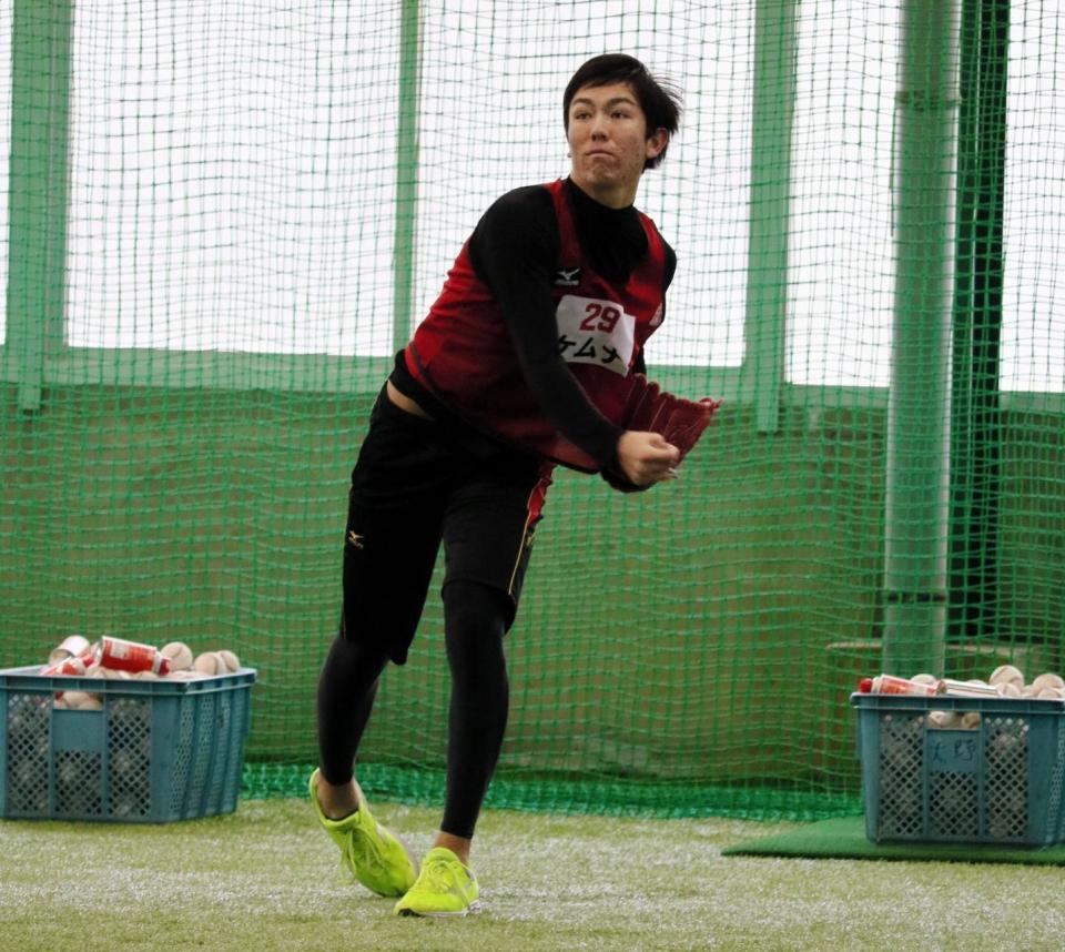 キャッチボールするケムナ＝広島・大野練習場