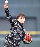 気合の入った表情でキャッチボールする薮田和樹＝マツダスタジアム（撮影・飯室逸平）