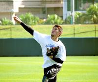 キャッチボールで力強い球を投げる中田