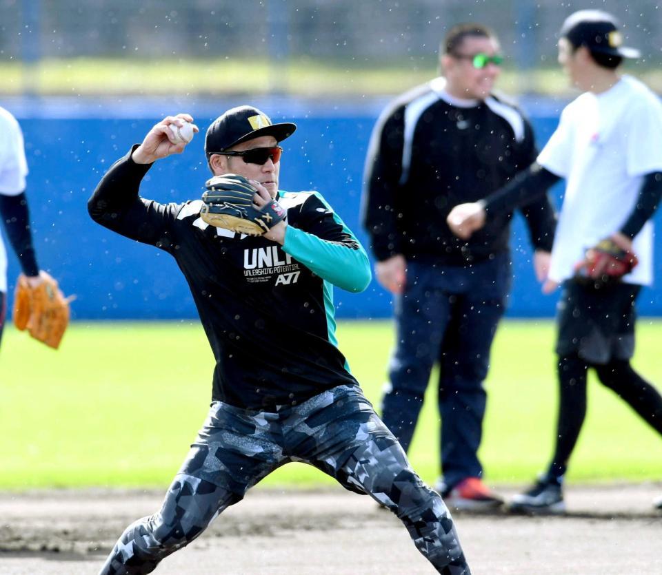 　小雨が降る中、ノックで一塁へ送球する田中